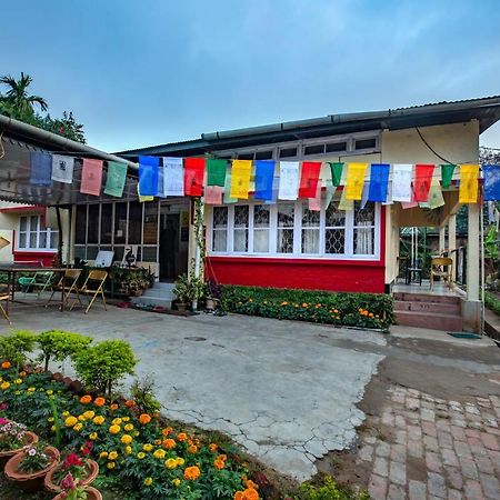 Gibbon Backpackers Hostel Гувахати Екстериор снимка