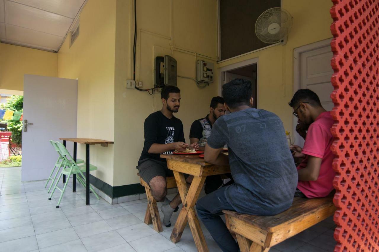 Gibbon Backpackers Hostel Гувахати Екстериор снимка