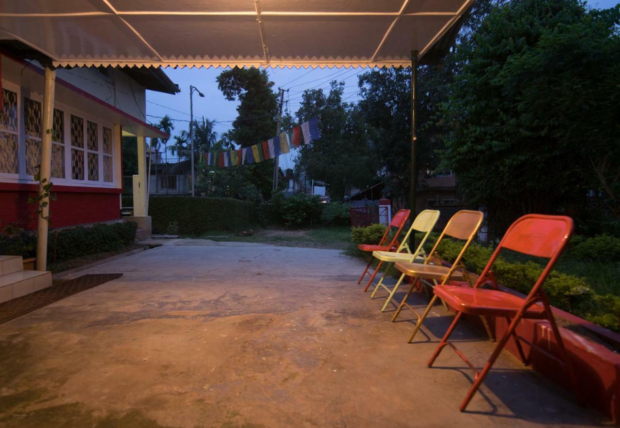 Gibbon Backpackers Hostel Гувахати Екстериор снимка