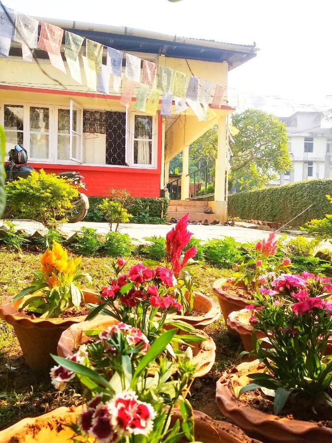 Gibbon Backpackers Hostel Гувахати Екстериор снимка