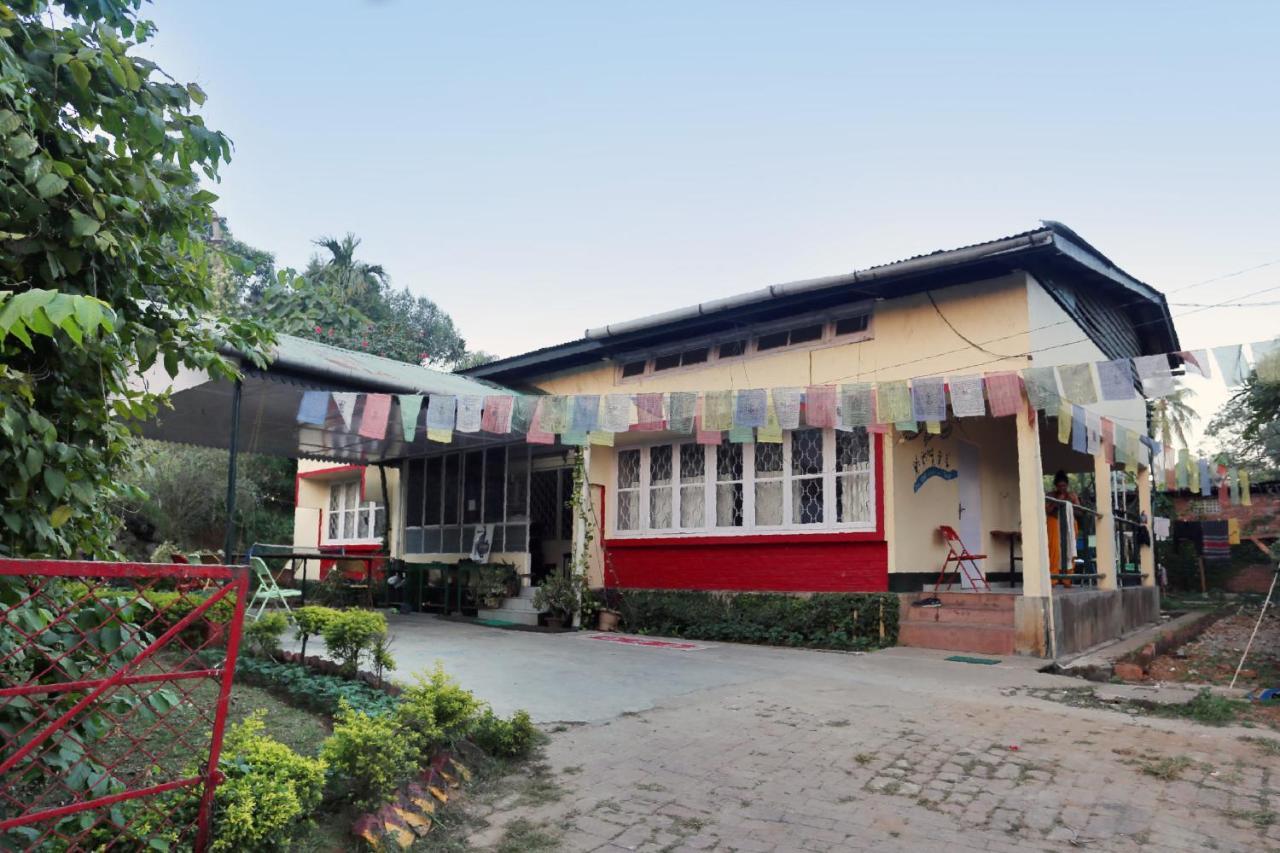 Gibbon Backpackers Hostel Гувахати Екстериор снимка
